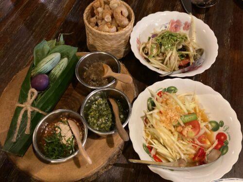 Comida tailandesa: Aperitivo, berenjenas mini como crudités y córtelas de cerdo con tamarindo, chimichurri thai y salsa de pecado. Lo acompañan dos tipos de ensalada de papaya (som tam)