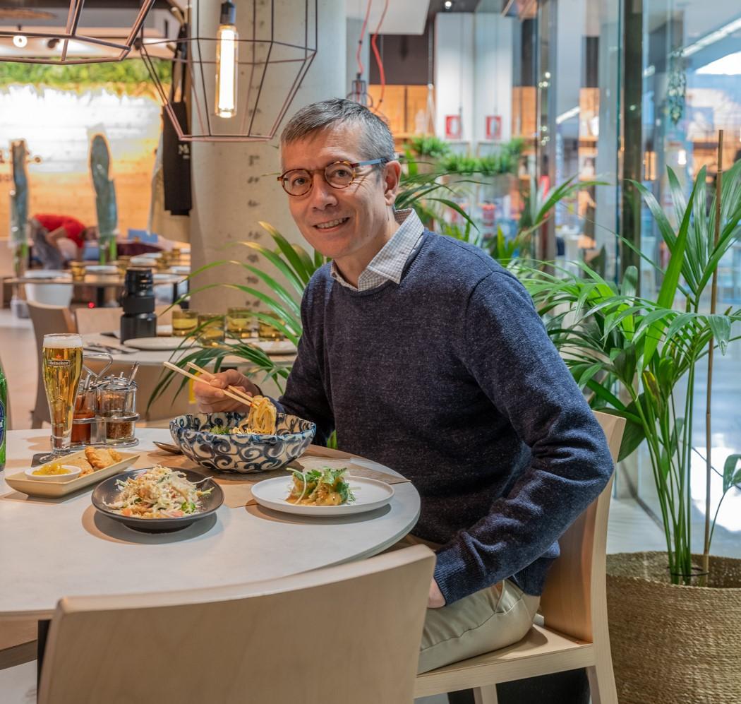 Steve Anderson en Ma Khin Café con un menú de medias raciones